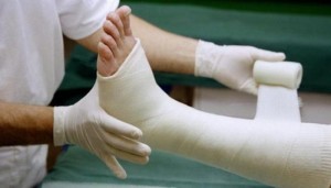 Bakıda motosikletin vurduğu piyadanın ayaqları sındı