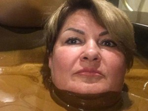 Məmur qadın Azərbaycanda “şokalad vannasından” şəkil paylaşdı, qalmaqal qopdu