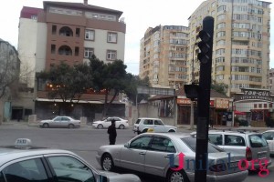 Piyada və sürücülər təhlükədə - Bu yolda işıqfor işləmir - VİDEO