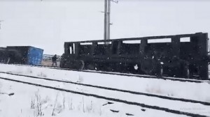 Yük qatarı relsdən çıxıb