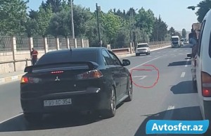 DYP-nin qabağında qayda pozan daha bir sürücü - VİDEO