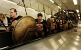 London metrosunda "300 spartalı" 