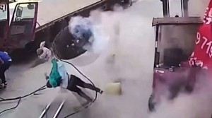 Avtoservisdə təkər partladı: ana və uşağı... - VİDEO