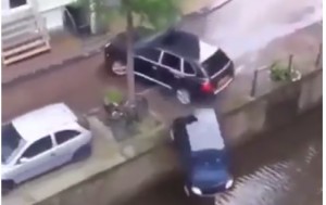 Tərbiyəsiz "Porsche" sürücüsü görün nə etdi? - VİDEO