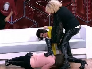 Canlı efirdə qızını döydü: Əriylə görüşdüyünü düşünür... - VİDEO