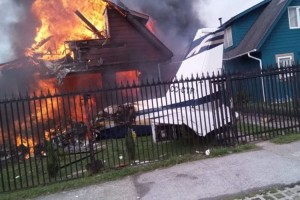 Təyyarə evlərə çırpıldı: ölənlər var