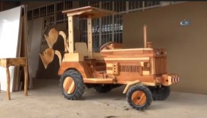 Taxtadan düzəldilən traktor - FOTOLAR