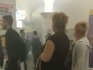 Bakı metrosunda HƏYƏCAN: Vaqonlara tüstü dolub, sərnişinlər boşaldılıb - VİDEO