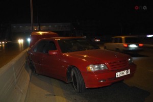 Avtomobil betona çırpıldı: xəsarət alan var - VİDEO