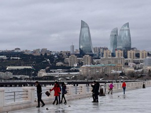 Bulvarda bir nəfər dənizə düşüb