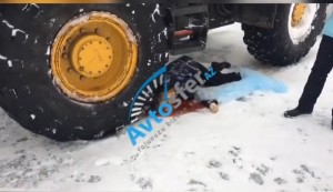 Traktor qadının üstündən keçib beynini dağıtdı-  Şok görüntü - VİDEO