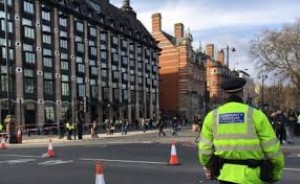 Avtomobili insanların üzərinə sürdülər