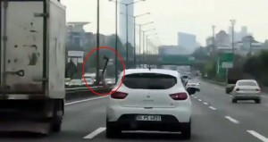 Əsəbi sürücü hərəkədə olarkən yük maşınını baltaladı - VİDEO