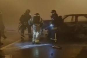 Taksi sürücüsü 3 nəfəri yanan “Mercedes”dən xilas etdi – VİDEO