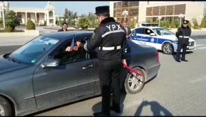 Ucarda yol polisi sürücülərə bayraq hədiyyə edib       - VİDEO
