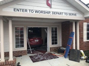 Maşın kilsəyə girdi: 6 yaralı