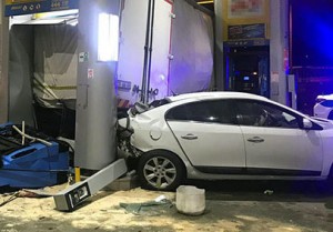 TIR YDM-də turistlərin olduğu maşına çırpıldı: 3 ərəb xəsarət alıb - FOTO