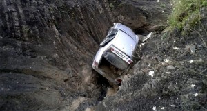 Lerikdə avtomobil dərəyə aşdı: 3 yaralı