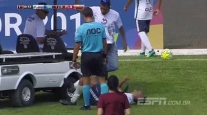 Tibb maşını zədələnmiş futbolçunun üstündən keçdi - VİDEO