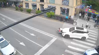 Yol polisi maşının altında qalan uşağı xəstəxanaya çatdırıb həyatını xilas etdi - VİDEO 