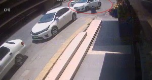 Maşından 500 minlik qızıl-zinət əşyası oğurlandı - VİDEO