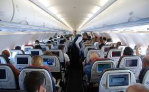 Təyyarədə can verən sərnişinin mədəsindən çıxanlar hamını şoka saldı - VİDEO