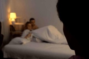 Bakıda kişi arvadını polis zabiti ilə yataqda tutdu - FOTO - VİDEO