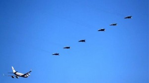 Putinin təyyarəsini 6 qırıcı dövrəyə aldı - VİDEO