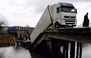Qorxunc qəza: Körpü çökdü, maşın əzildi