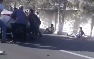 "Hyundai" divara çırpıldı, yaralılar var