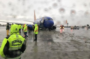 112 sərnişinin olduğu təyyarə uçuş-enmə zolağından kənara çıxıb - FOTO