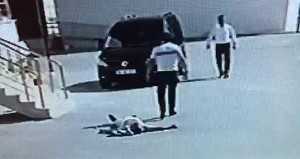 Dava etdiyi şəxsi döyüb üzərindən avtomobillə keçdi – VİDEO