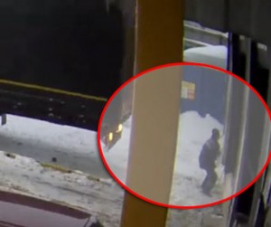 TIR-la dəmir jalüzün arasında qalan işçi vəfat etdi - VİDEO