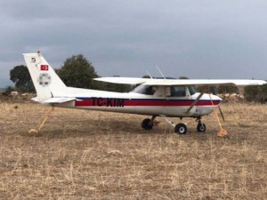 İkinəfərlik mülki təyyarə qəza enişi edib