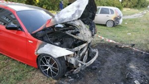 “Mercedes” işıq dirəyinə çırpıldı: 3 nəfər yanaraq öldü - FOTO