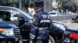 Yol polisi türkiyəli yazara pul təklif etdi: “Yoxundursa, verim.”