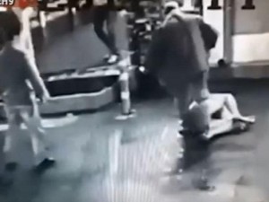 Azərbaycanlı milyonçu sevgilisini küçənin ortasında vəhşicəsinə döydü - VİDEO