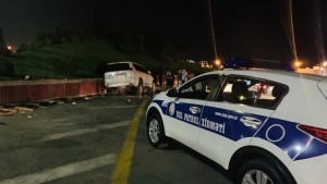 Bakı-Sumqayıt yolunda "Toyota Prado"nun qəzaya uğraması tıxaca səbəb olub - FOTOLAR