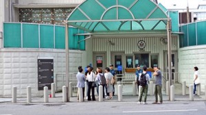 Minik avtomobili ABŞ səfirliyinin qapısına çırpıldı: qaz balonları çıxdı