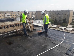 Bakıda binaların dam örtükləri təmir olunur - FOTO