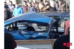 Bakıda minik avtomobili aşdı: iki nəfər xəsarət alıb - FOTO