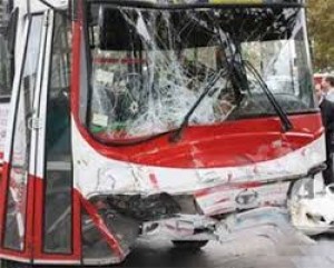 Bakıda avtobus “Mercedes”lə toqquşdu: 1 ölü
