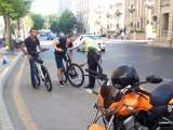Bakıda yol polisi velosiped sürənləri yoldan çıxarır - FOTO