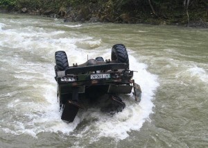 Turistlərin olduğu yük maşını 40 metrdən çaya aşdı: 6 nəfər itkin düşüb - FOTO