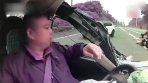 Sükan arxasında yuxulayan sürücü yük maşını ilə toqquşdu - VİDEO