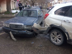 İki avtomobil toqquşdu: yaralanan var - Bakıda
