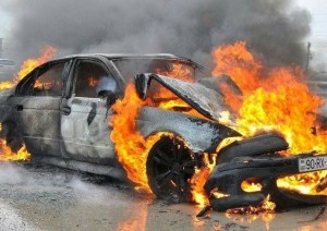 Qaradağda minik avtomobili yanıb