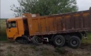 Ağcabədidə yük avtomobili ağaca çırpıldı: xəsarət alan var