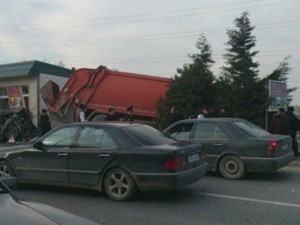 Zibilyığan maşın dəhşətli qəza törətdi: ölən var - Bakıda