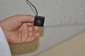 Tualetə kamera qoyan ata masturbasiya edən oğlunu döydü - VİDEO